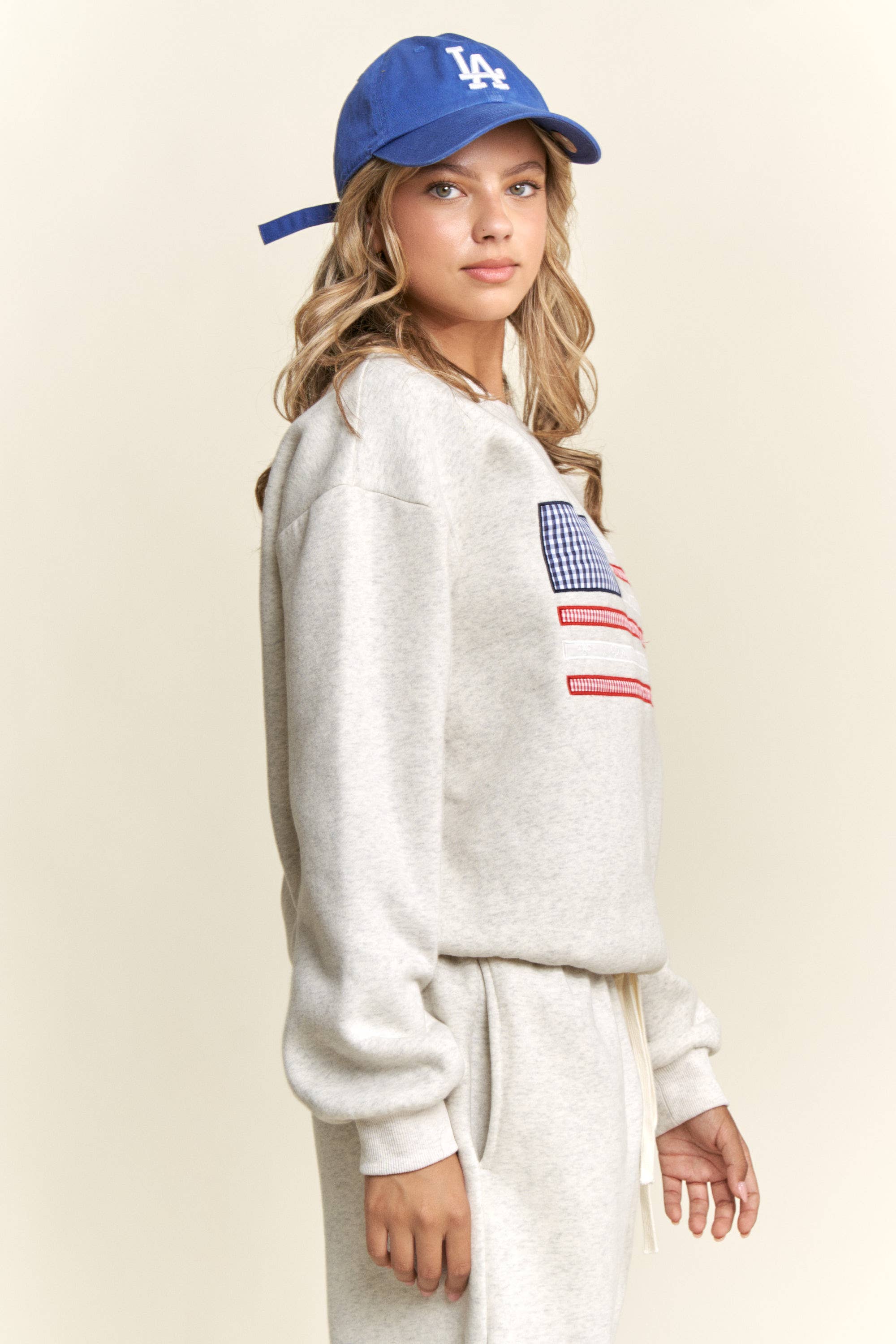 KT53077C - USA APPLIQUE DETAILED LONG SLEEVE SWEATSHIRYS